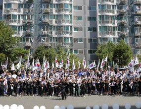 광복 79주년 나라사랑 전세대 태극기 달기 운동에 선정된 동화훼밀리타운 아파트에 전세대가 태극기 게양에 동참함에 따라 시범아파틑 인증패 전달 및 기념식을 가졌습니다. 주민들과 광복의 의미를 공유하고 나라사랑을 실천하는 기념식은 하늘정원 어린이집 원생들의 퍼포먼스와 손도장 태극기 등 주민이 함께 참여해 광복의 벅찬 감동과 순국선열의 숭고한 정신을 기렸습니다.